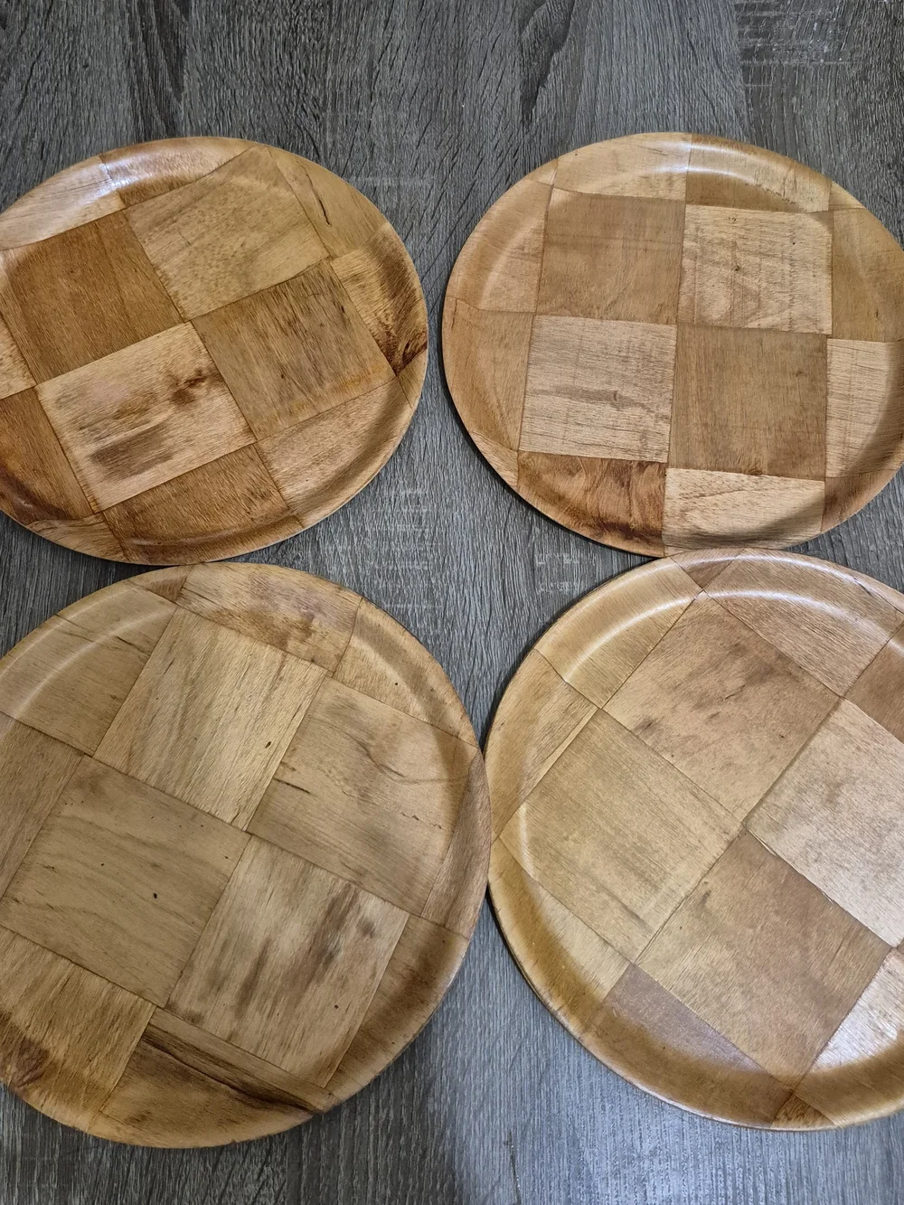Set of 4 Checkered Wooden Dinner Plates — Natural Brown